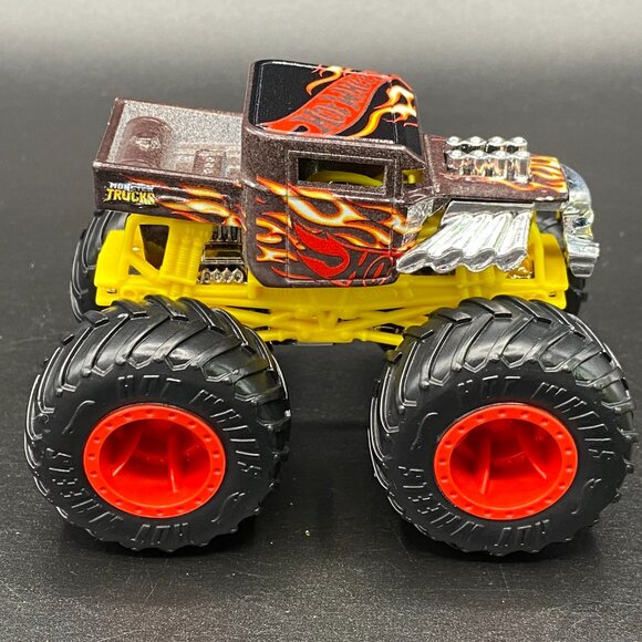 Hot Wheels Bone Shaker Color Shifters 1:64 Diecast Monster Truck - Picture 4 of 16